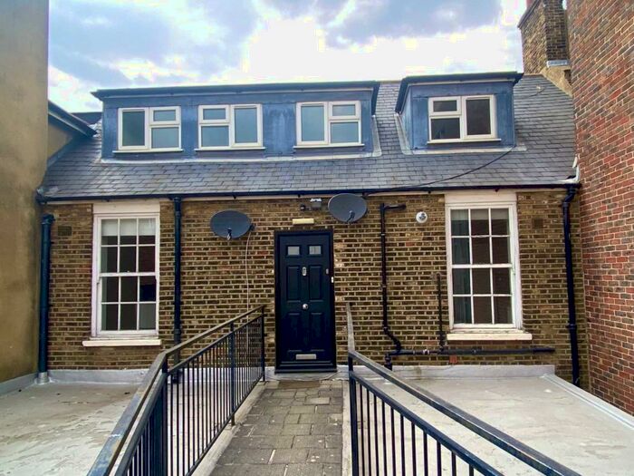 2 Bedroom Flat To Rent In High Street, Brentwood, CM14