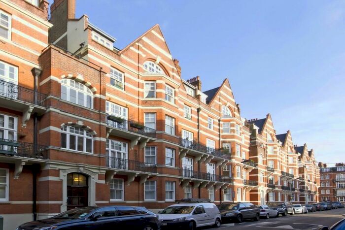 4 Bedroom Flat To Rent In Hammersmith Road, London, W14