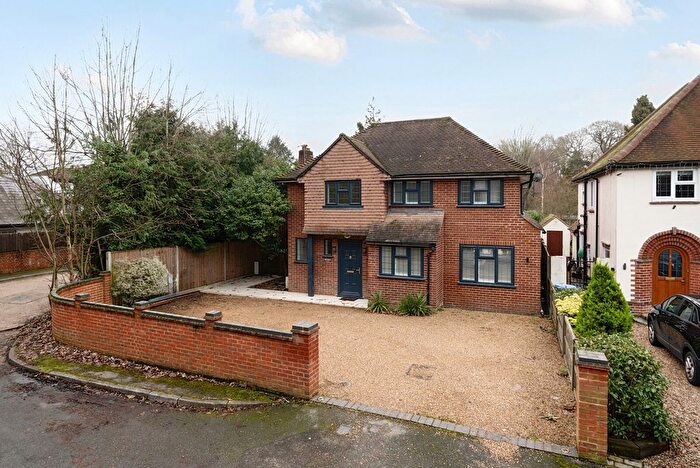4 Bedroom Detached House For Sale In High Road, Byfleet, KT14