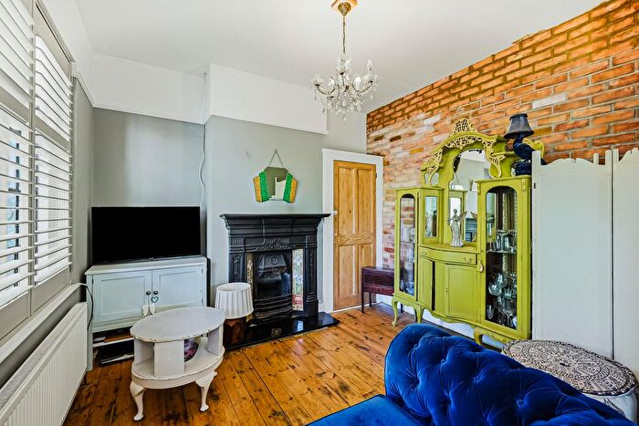 2 Bedroom Detached House For Sale In Leigh Hall Road, Leigh-On-Sea, SS9