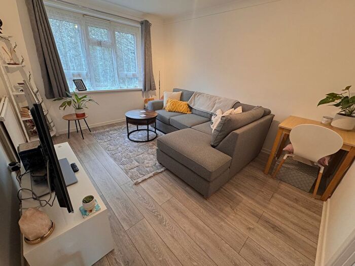 2 Bedroom Flat For Sale In Selkirk Close, Wimborne, BH21