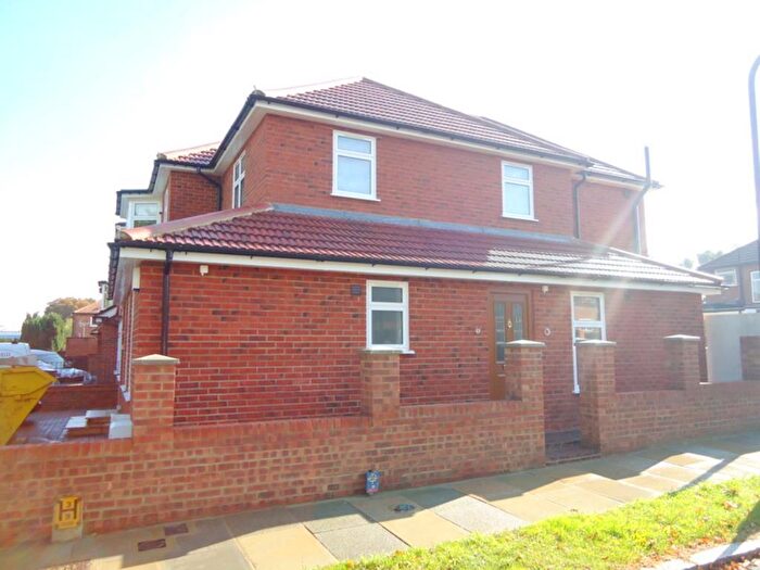 3 Bedroom Maisonette To Rent In Crowshott Avenue, Stanmore, Middesex, HA7