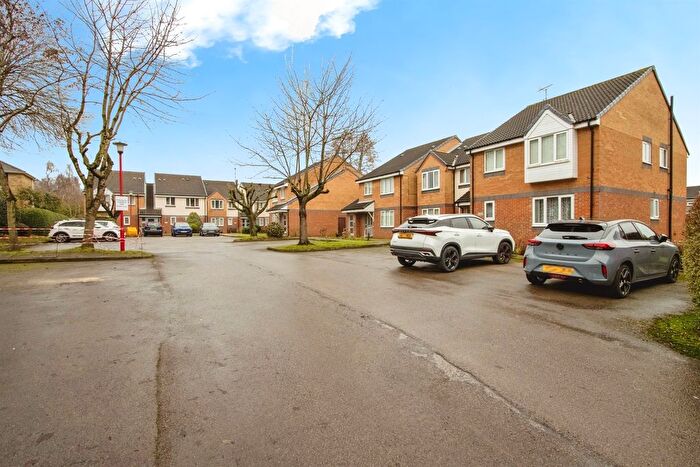 2 Bedroom Flat For Sale In Sandbed Lawns, Leeds, LS15