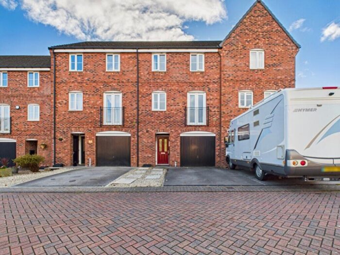 3 Bedroom Town House To Rent In Hutton Close, Thornbury, Bradford, BD3