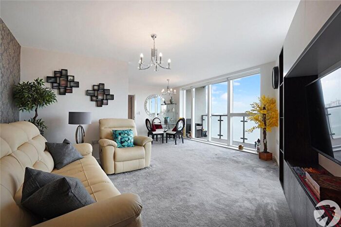 2 Bedroom Flat For Sale In Wainwright Avenue, Greenhithe, Kent, DA9