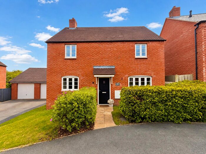3 Bedroom Detached House For Sale In Quarry View, Roade, Northamptonshire, NN7