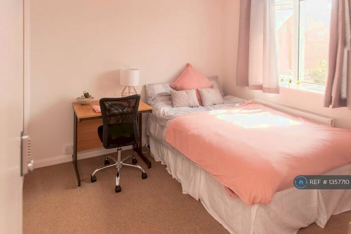 5 Bedroom Detached House To Rent In St. Annes Close, Winchester, SO22