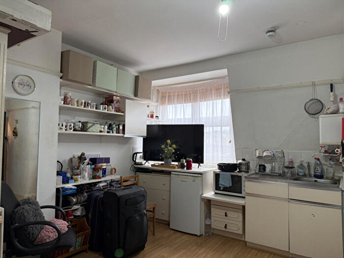 Studio To Rent In North End Road London, NW11