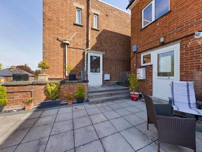 3 Bedroom Flat To Rent In Cricklade Road, Swindon, Wiltshire, SN2