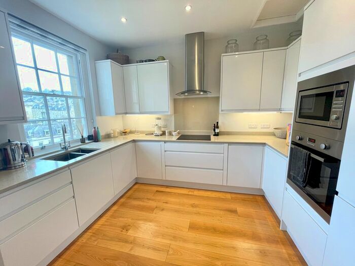 3 Bedroom Flat To Rent In Royal Crescent, Bath, BA1
