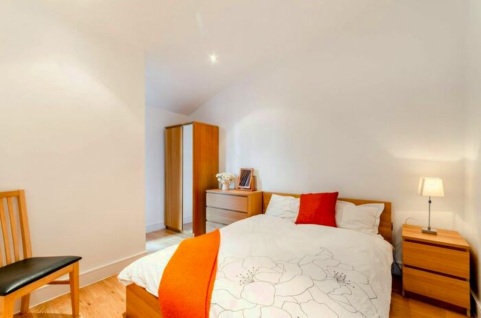 2 Bedroom Maisonette To Rent In Clapham Park Road, Clapham High Street, London, SW4