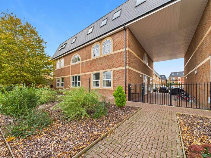 Flat For Sale In Alton Mews, Aylesbury, HP19
