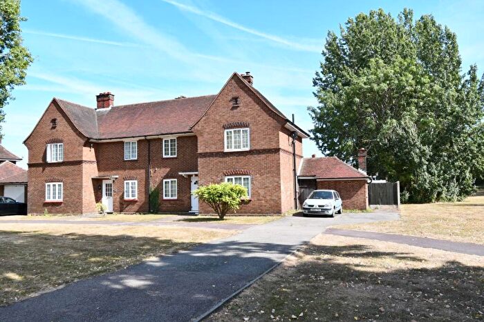 3 Bedroom Semi-Detached House For Sale In Stewartby Way, Stewartby, Bedford, MK43