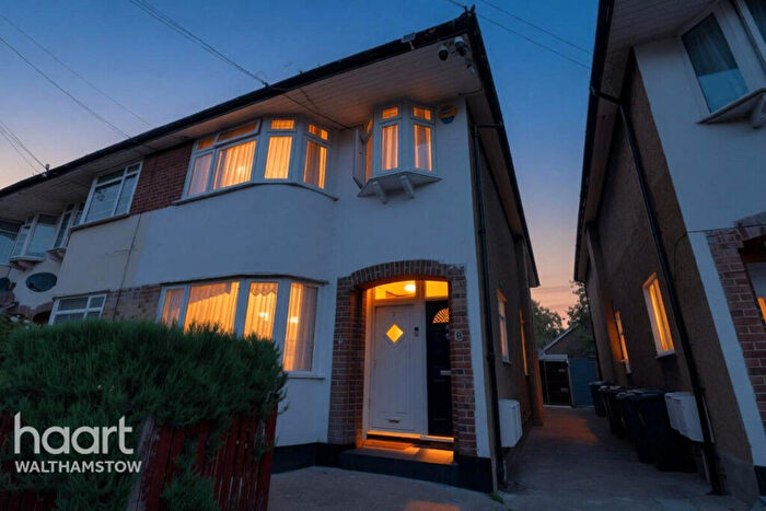 2 Bedroom Maisonette For Sale In Kingsley Gardens, Chingford, E4