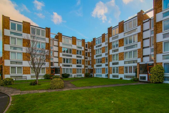 2 Bedroom Flat To Rent In Kent Road, Richmond, Surrey, Uk, TW9