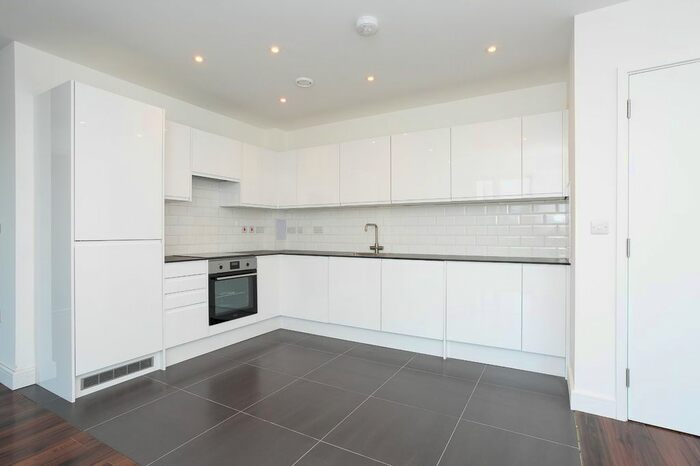 1 Bedroom Flat To Rent In Vicarage Road, Watford, Hertfordshire, WD18