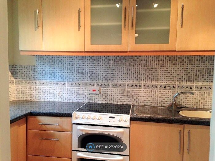 3 Bedroom Maisonette To Rent In Emerald Court, Slough, SL1