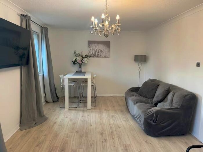 2 Bedroom Flat To Rent In Wavel Place, London, SE26