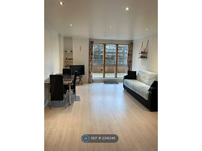 2 Bedroom Flat To Rent In Admiral Court, Leeds, LS10