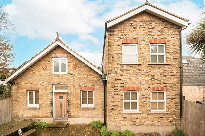 2 Bedroom Detached House For Sale In Weir Road, Balham, SW12