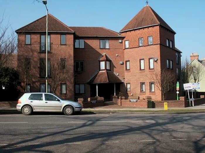 2 Bedroom Flat To Rent In Newbury House, Kimbolton Road, MK40