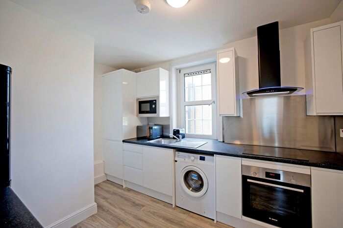 3 Bedroom Flat To Rent In Bow Road, London, E3