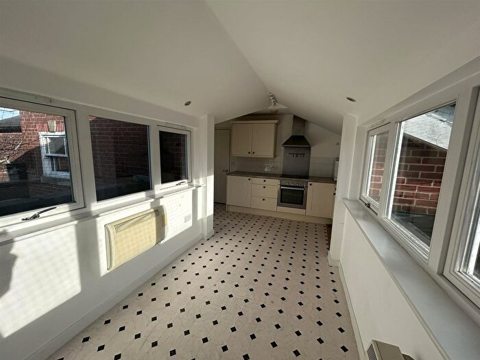 2 Bedroom Flat To Rent In High Street, Sevenoaks, TN13