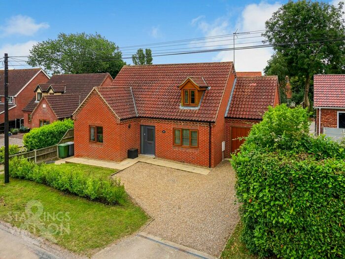 3 Bedroom Chalet For Sale In Marsh Road, Halvergate, Norwich, NR13