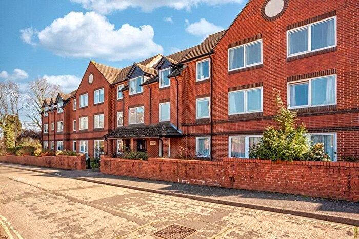 2 Bedroom Apartment For Sale In Homethorne House, Southgate, RH11