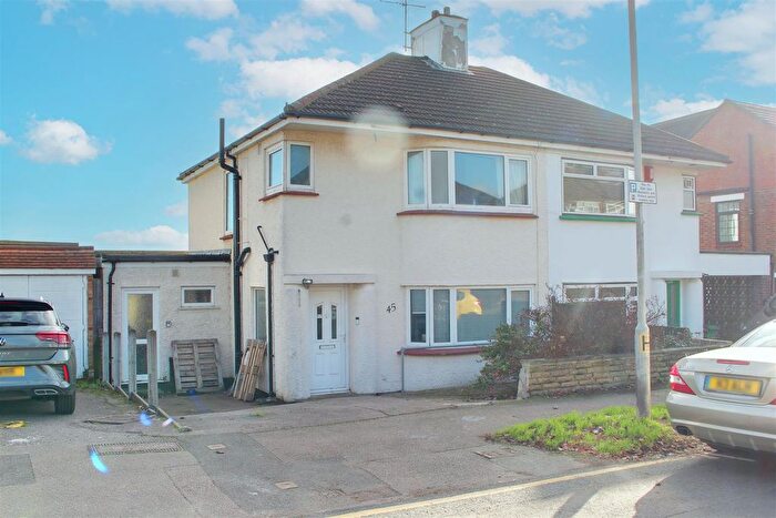 3 Bedroom Semi Detached House For Sale In Highview Gardens, Potters Bar, EN6