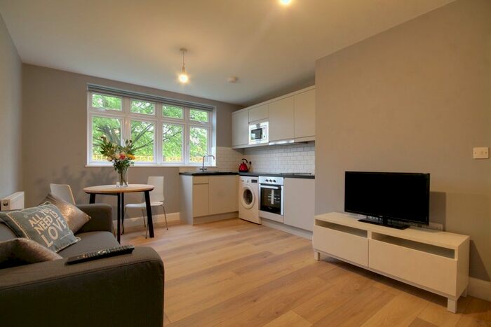 1 Bedroom Flat To Rent In Chigwell Road, Woodford Green, IG8