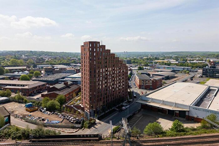 2 Bedroom Apartment For Sale In Springwell Gardens, Leeds, LS12