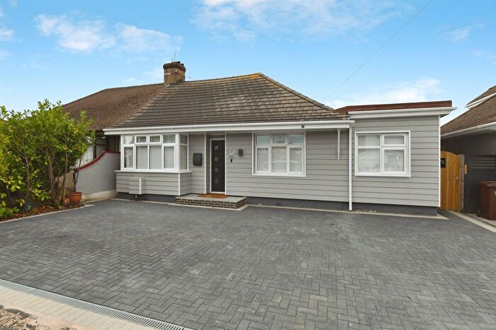 4 Bedroom Semi-Detached Bungalow For Sale In Meynell Avenue, Canvey Island, SS8