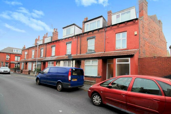 Studio To Rent In Highthorne Grove, Armley, Leeds, LS12