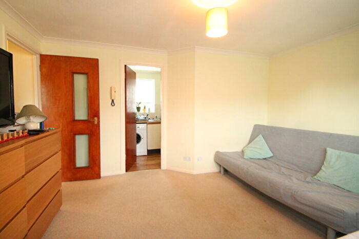 1 Bedroom Flat To Rent In Greyhound Road, Sutton, SM1