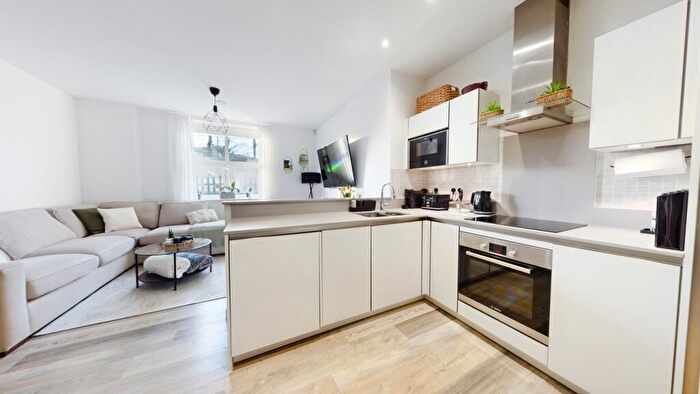 2 Bedroom Flat For Sale In Great North Road, Hatfield, AL9