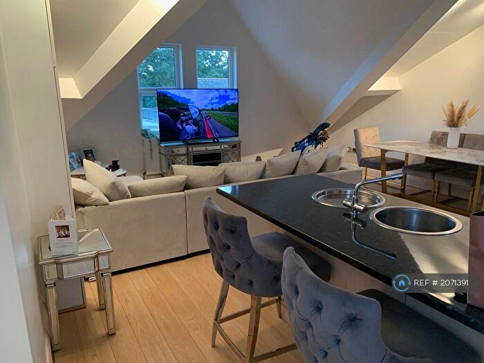 1 Bedroom Penthouse To Rent In Queens Road, Essex, IG9