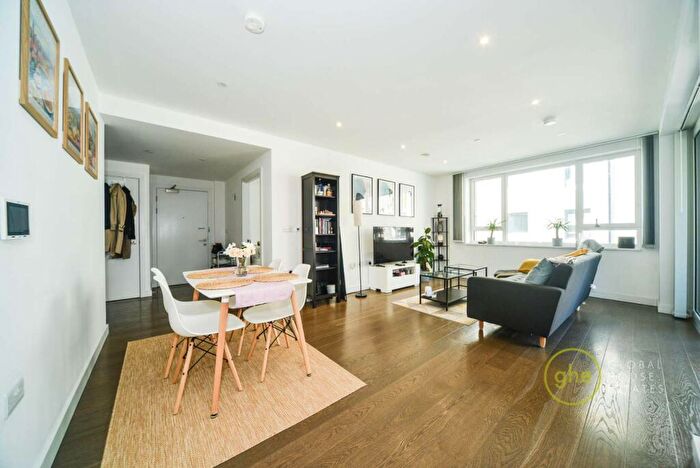 2 Bedroom Flat To Rent In Walworth Road, Elephant And Castle, London, SE17