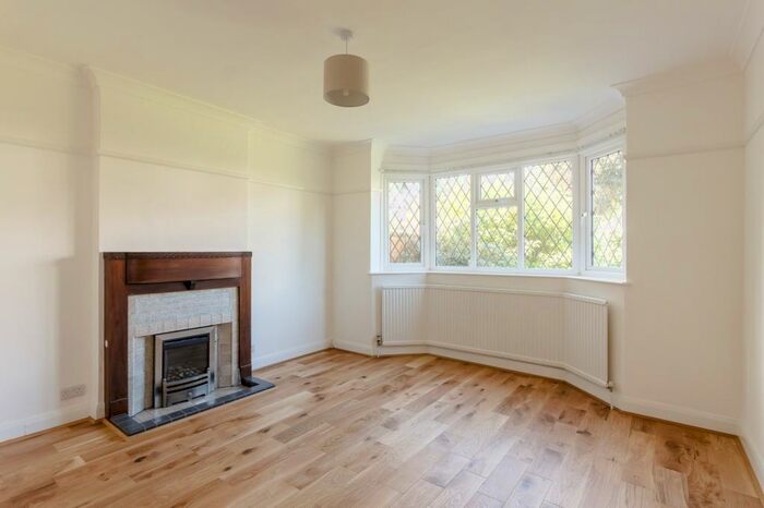 3 Bedroom Link Detached House To Rent In Knightwood Crescent, New Malden, Surrey, KT3