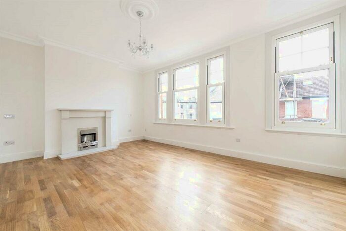 2 Bedroom Flat To Rent In Cavendish Road, London, SW12