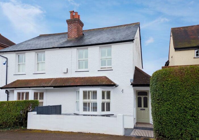 3 Bedroom Semi-Detached House To Rent In Orchard Grove, Chalfont St Peter, SL9