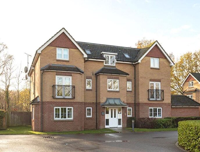 2 Bedroom Flat To Rent In St. Dominic Close, Farnborough, Hampshire, GU14