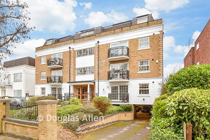 2 Bedroom Flat For Sale In Woodford Road, London, E18
