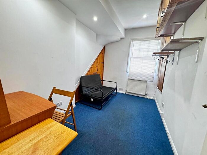 Studio To Rent In Cross Street, Hove, BN3