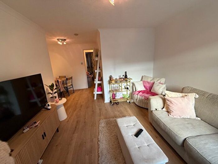 1 Bedroom Flat To Rent In Parsons Close, Staddiscombe, PL9