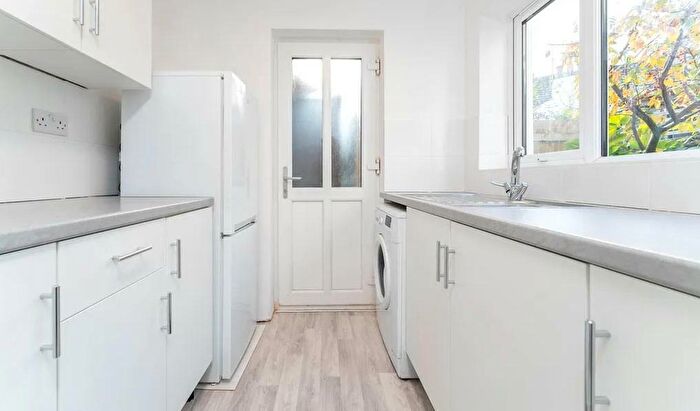 1 Bedroom Flat To Rent In Aislibie Road, SE12