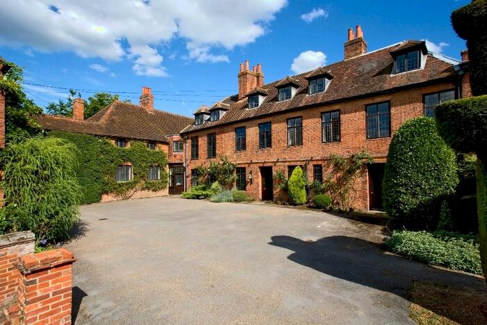 11 Bedroom Detached House To Rent In Broad Common Road, Hurst, Reading, RG10