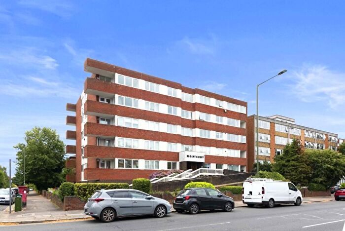 3 Bedroom Flat For Sale In Ballards Lane, Finchley, N3