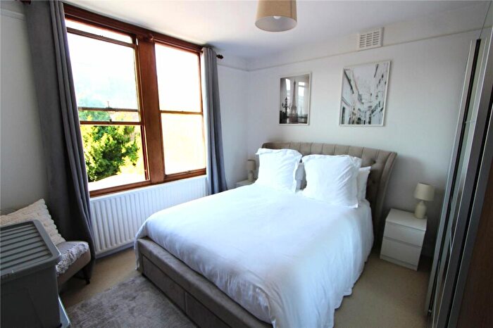 1 Bedroom Apartment To Rent In York Road, Bounds Green, London, N11