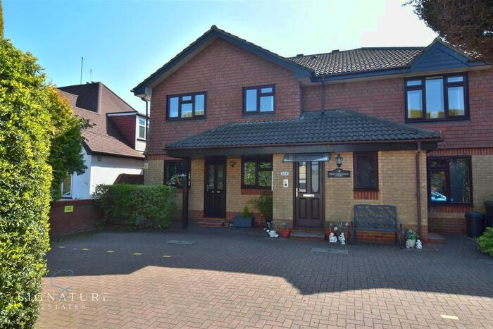 2 Bedroom Flat To Rent In Beaconsfield Court, Horseshoe Lane, Watford, WD25